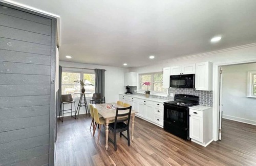 Belle Mina House | Modern Country 4BR 2 Living Rooms Fire Pit & Pickleball