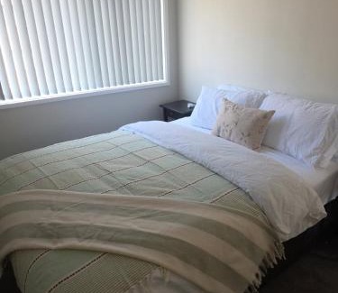 Crestwood Apartment | Modern Crestwood Retreat - 2BR Near Canberra City