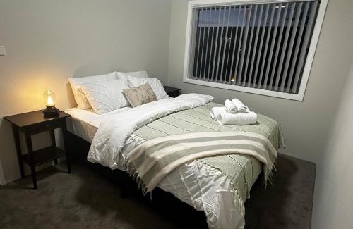 Crestwood Apartment | Modern Crestwood Retreat - 2BR Near Canberra City