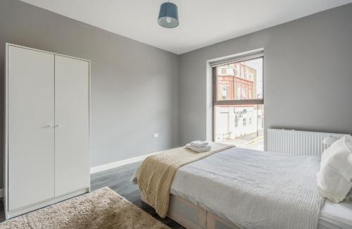 Canning Town North House | Modern double room with shared bathroom