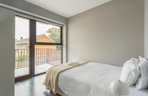 Canning Town North House | Modern double room with shared bathroom