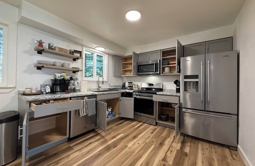 Palmer Apartment | Modern Downtown Palmer 3BR. Clean & Pet Friendly