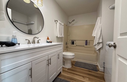 Palmer Apartment | Modern Downtown Palmer 3BR. Clean & Pet Friendly