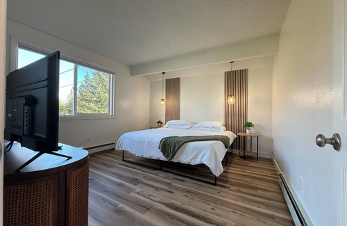 Palmer Apartment | Modern Downtown Palmer 3BR. Clean & Pet Friendly