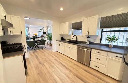 Mid-Wilshire Hotel | Modern Duplex with 6 beds and Sofa bed in Miracle Mile Longwood