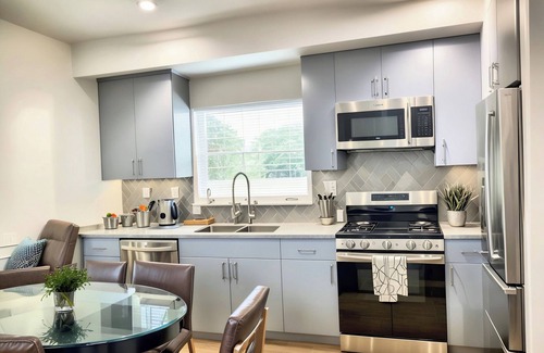 Hollywood Apartment | Modern Elegant 3BR Townhouse with Views in Gated Community – Free Parking