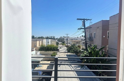 Hollywood Apartment | Modern Elegant 3BR Townhouse with Views in Gated Community – Free Parking