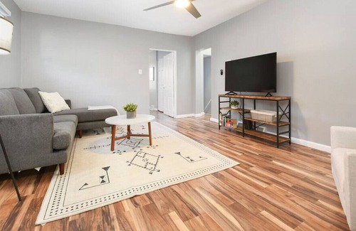 South Side Slopes House | Modern & Elegant Retreat on Monastery I 3BR