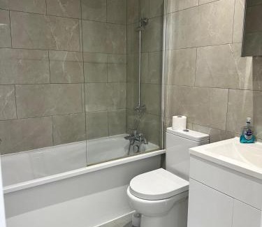 Palmers Green Apartment | Modern En-Suite Room Recently Renovated