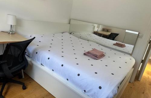 Palmers Green Apartment | Modern En-Suite Room Recently Renovated