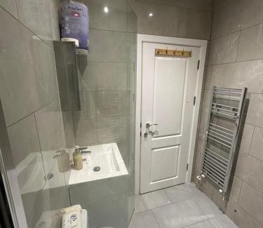 Palmers Green Apartment | Modern En-Suite Room Recently Renovated