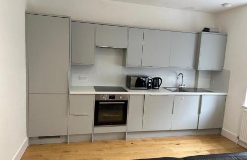 Palmers Green Apartment | Modern En-Suite Room Recently Renovated