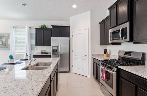 Sunridge Woods House | Modern Family friendly pool home near theme parks!