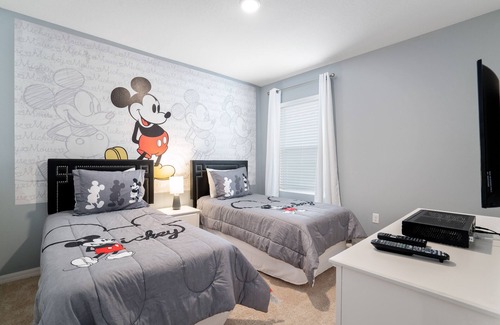 Sunridge Woods House | Modern Family friendly pool home near theme parks!
