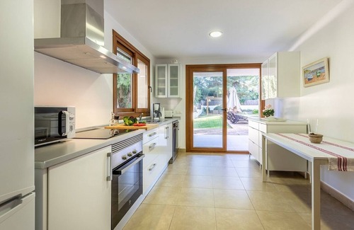 Mal Pas-Bon Aire Villa | Modern Family Villa, A/C, Private Pool, 5 mins walk to Two Beautiful Beaches in Mal Pas, Alcudia!