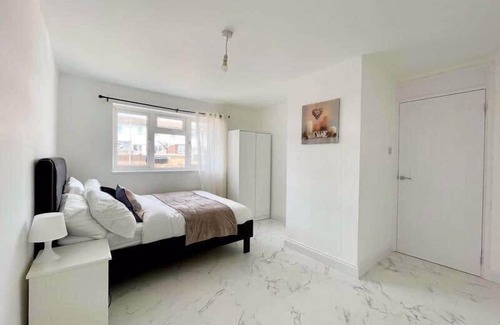 Five Oak Green House | Modern Fashionably Refurbished 4 bedroom Home with Wi-Fi