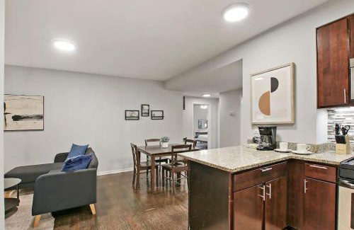 Chicago Apartment | Modern & Furnished 2BR Apt with In-unit Laundry - Sunnyside 2E