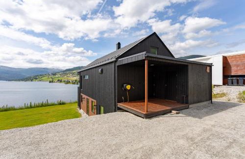 Hafslo Apartment | Modern Gem by Beautiful Lake Hafslovatnet