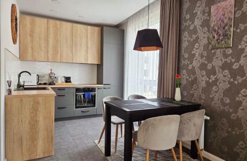 Old Town Apartment | Modern gem with an office corner at Jonas Hill waterfront