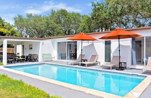 Driftwood House | Modern Getaway 4BRs House with Pool and Game Room