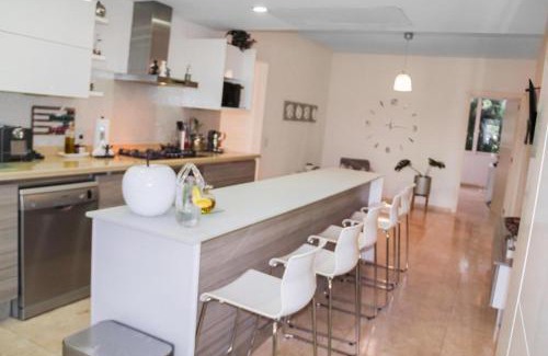 Shaba Apartment | Modern Ground Level, 4 BR condo