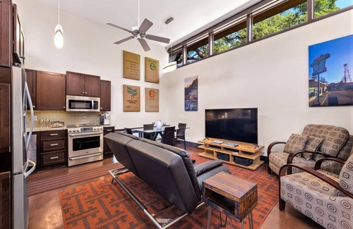 Clarksville House | Modern Guest House - EV charger. Great Location