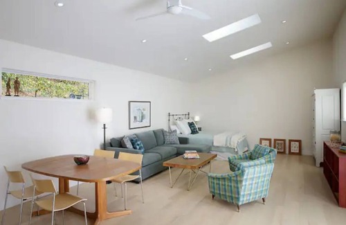 Middletown Apartment | Modern Guest House in the Vineyard