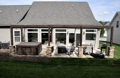 Christiansburg House | Modern Hokie Home ~ Master on main, Va Tech, Radford, C-Burg & Tesla Charger