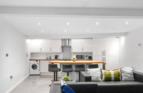 Larkhall Apartment | Modern Home 15 mins from Central London w Smart TV