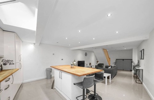 Larkhall Apartment | Modern Home 15 mins from Central London w Smart TV