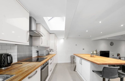 Larkhall Apartment | Modern Home 15 mins from Central London w Smart TV