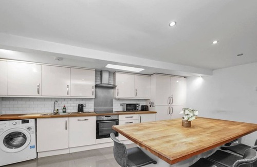 Larkhall Apartment | Modern Home 15 mins from Central London w Smart TV