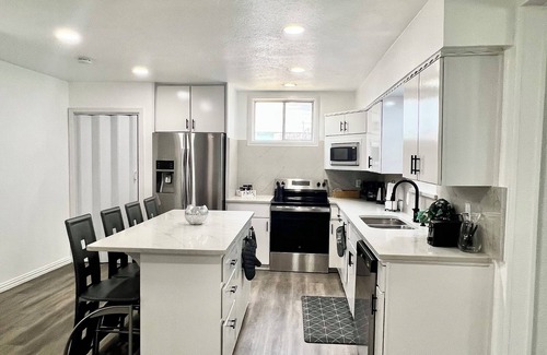 Euless House | Modern Home w/Sunroom & BBQ