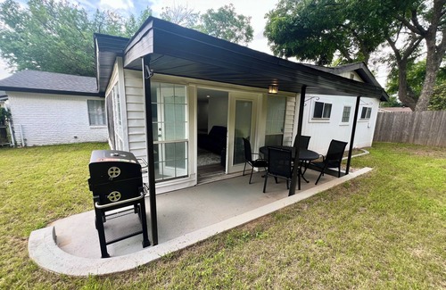 Euless House | Modern Home w/Sunroom & BBQ