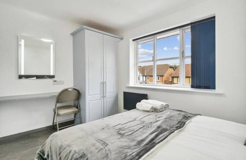 Knaphill Apartment | Modern, homely penthouse ideal for families, couples, or professionals. Enjoy a 55” Smart TV, superfast Wi-Fi, and free parking—your perfect base for short or long stays.