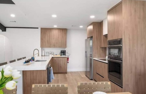 Grand Prairie House | Modern house by ATT,6 flags-DFW-downtown Dallasnn
