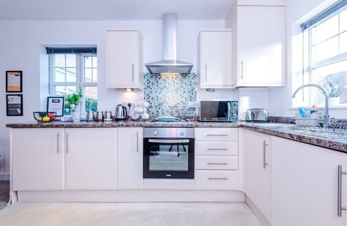 Crewe House | Modern house, ideal for contractors, sleeps 8!