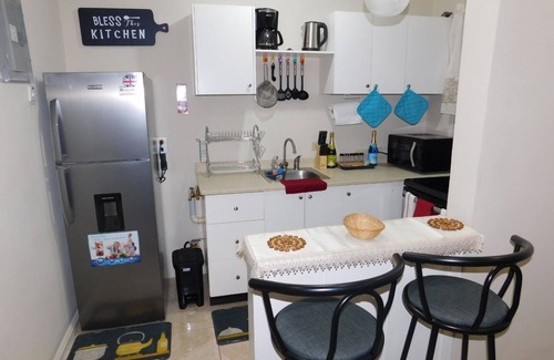 Eastwood Park Apartment | Modern King Bed Suite with Complimentary Wine!