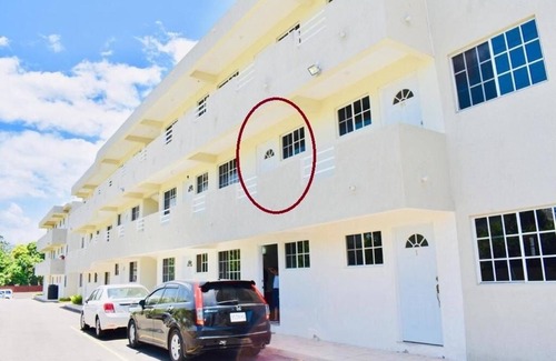 Eastwood Park Apartment | Modern King Bed Suite with Complimentary Wine!