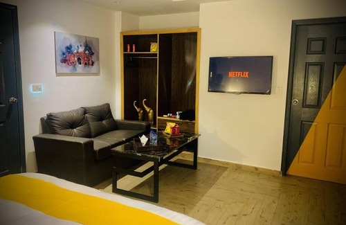 Lahore Hotel | Modern Lahore Retreat withnSwimming Pool & Prime City Access.