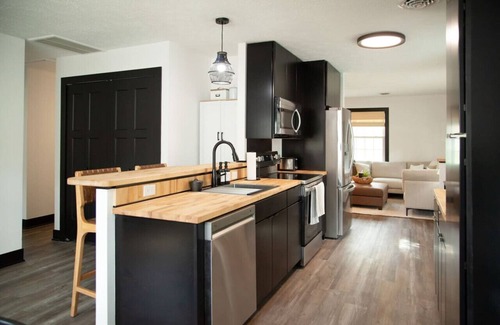 George Haywood's Lakefront House | Modern Lake Erie Cottage w/Hot Tub Near Wineries