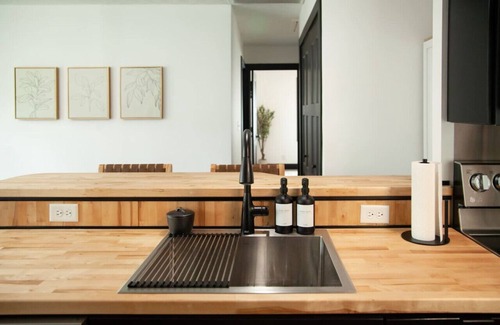 George Haywood's Lakefront House | Modern Lake Erie Cottage w/Hot Tub Near Wineries