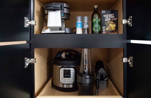 George Haywood's Lakefront House | Modern Lake Erie Cottage w/Hot Tub Near Wineries