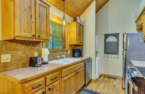 Branson West Cabin | Modern Lodge, 3 Miles from Silver Dollar City!