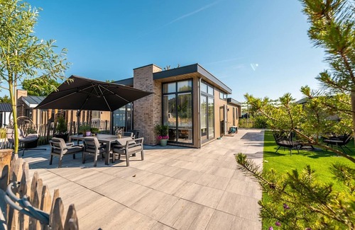 Municipality of Hellevoetsluis Ski Chalet | Modern lodge located 4.5 km. from Rockanje