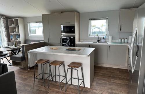 Truro House | Modern Lodge with Amazing Views