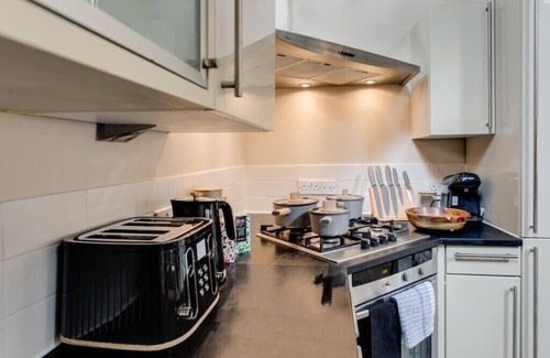 New Cross Apartment | Modern London flat with free parking