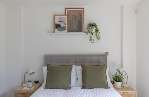 South Bermondsey Apartment | MODERN LUXE APT just 10 MINS from TOWER BRIDGE! EASY ACCESS TO TUBE AND BUS