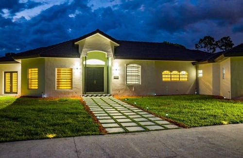 Hunt Club House | Modern Luxurious Pool Estate