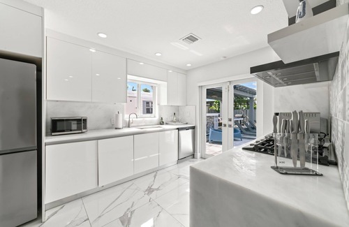 Miami Gardens House | Modern Miami Oasis: 4BR, Spa, Pool & Games